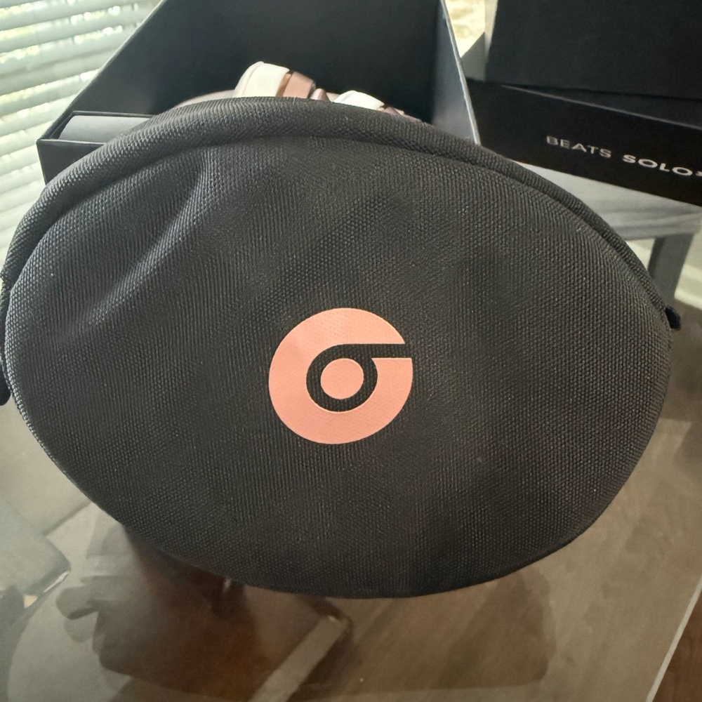 Beats by Dre Solo3 Wireless On-Ear Headphones - Pink - Picture 4 of 7
